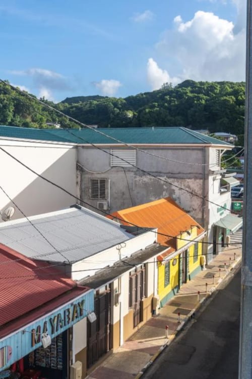 Bâtiments colorés avec vue sur la ville de l'hôtel La Dunette à Sainte-Anne, Martinique