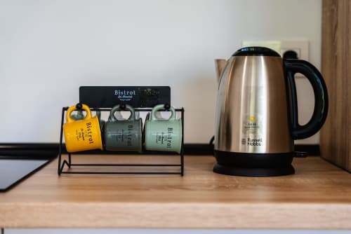 Juego de hervidor Russell Hobbs acero inoxidable y taza Bistrot en cocina de Ab Be Apartments, Málaga