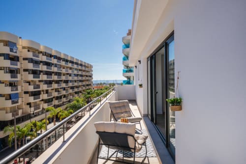 Soleada terraza con tumbonas en Ab Be Apartments, Fuengirola, Málaga, con vistas al mar Mediterráneo y la costa
