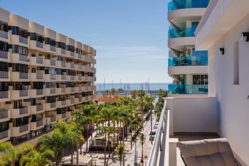 Modernos apartamentos frente al mar en Málaga con vistas al mar, paseo arbolado de palmeras y puerto deportivo de fondo