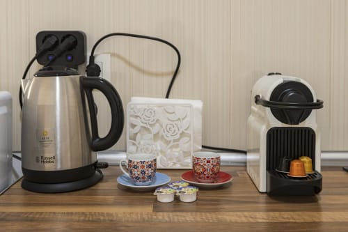 Hervidor Russell Hobbs, cafetera Nespresso, tazas y cápsulas en estudio de Ab Be Apartments, Málaga