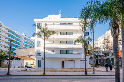 Moderno edificio blanco en Málaga con palmeras, AB Be Apartments aMar