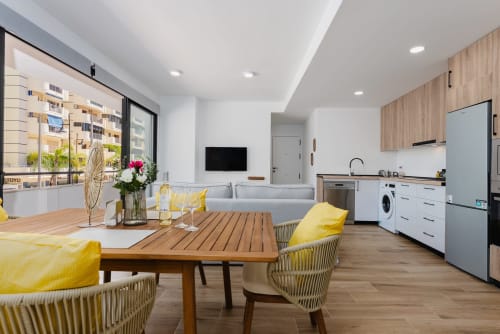 Luminosos apartamentos Ab Be de concepto abierto en Málaga con zona de comedor, cocina y vistas al mar