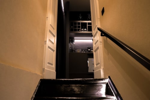 Vista dalla scala verso la cucina della Suite Deluxe di Privitera Rooms a Grammichele con elettrodomestici moderni