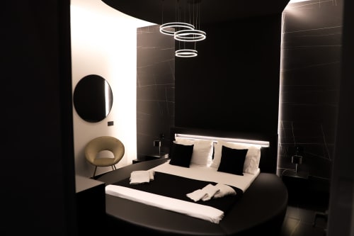Camera Deluxe Modern Suite presso Privitera Rooms a Grammichele con design contemporaneo bianco e nero, illuminazione ad anello e