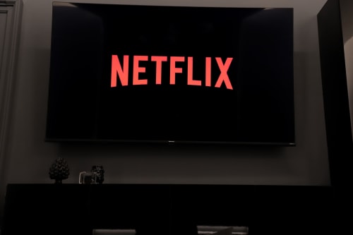 Logo Netflix visualizzato su TV a schermo piatto nella Suite Deluxe presso Privitera Rooms & Apartments, Grammichele