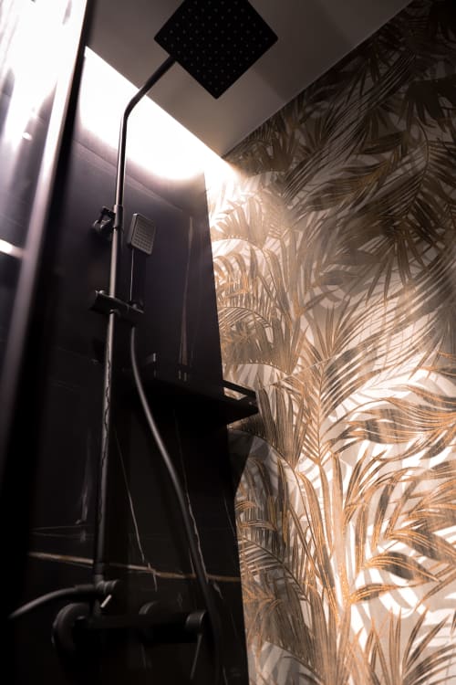 Bagno moderno a Privitera Rooms a Grammichele con soffione pioggia e carta da parati a tema tropicale