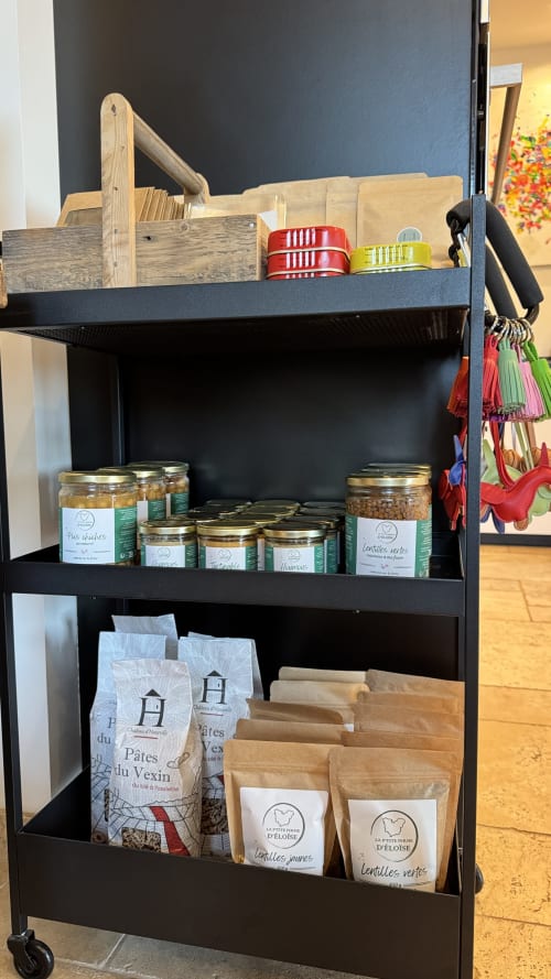 Chariot roulant présentant des produits artisanaux français, bocaux et lentilles conditionnées, au gîte Le Paradis de Lucile