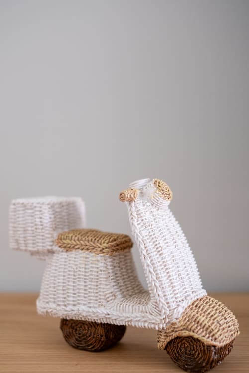 Patinete de brinquedo em vime trançado com detalhes em branco e fibras naturais, acessório decorativo para apartamento familiar EcoHost