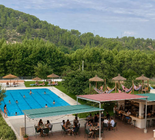 Hotel L'Algars a Cáceres amb piscina, bar terrassa, hammaques i vistes a les muntanyes envoltat de verdor