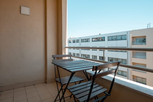 Varanda privada com mesa de jantar e cadeiras com vista para o complexo de apartamentos no EcoHost, Portugal