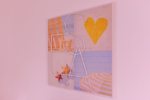 Decoração de arte de parede moderna com coração amarelo, padrões geométricos laranja e placa de paz neon em fundo rosa na EcoHost
