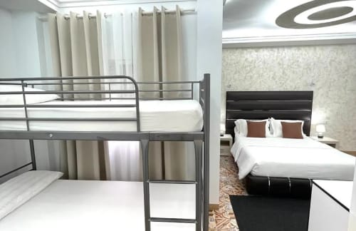 Habitación Familiar del Hotel Boutique Galeon en Calpe con camas literas y cama queen, mobiliario moderno y decoración neutra