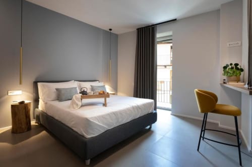 Camera moderna presso Camere d'Aria B&B a Locana con vista città, balcone e arredi contemporanei