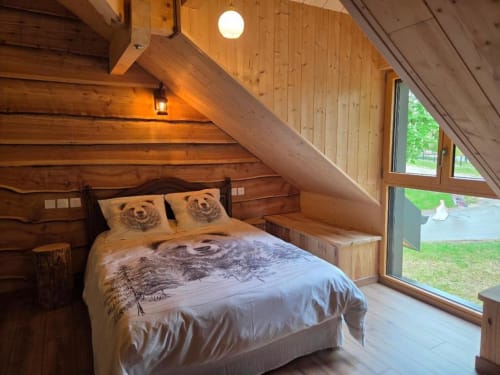 Chambre mansardée cozy avec literie thématique ours à La R'Mise de Surcey B&B, Eternoz, France, poutres apparentes et grandes