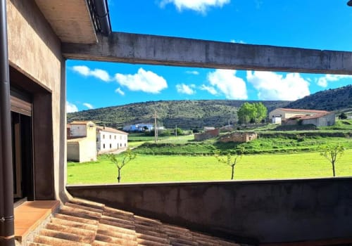 Paisaje de montaña y entorno tranquilo visible desde varias habitaciones del Hostal Monterde de Albarracín