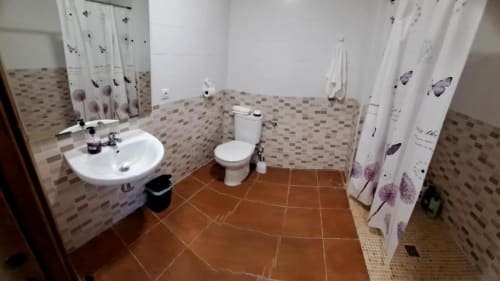 Baño adaptado para personas con movilidad reducida en Hostal Monterde de Albarracín