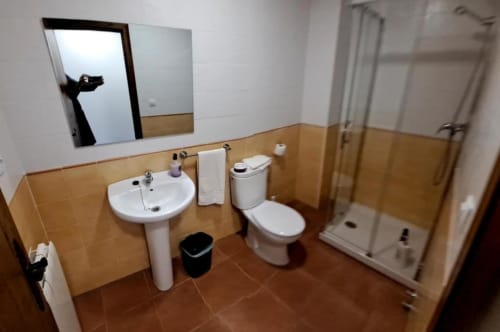Baño privado con ducha en habitación de Hostal Monterde de Albarracín