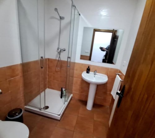 Baño moderno con ducha y lavabo en Hostal Monterde de Albarracín