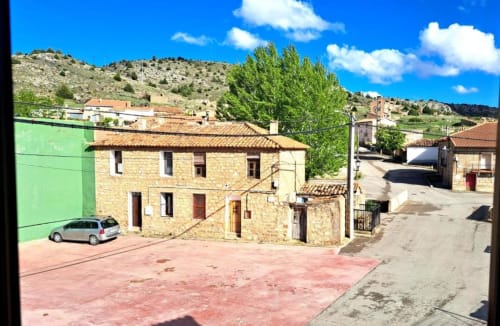 Vistas al pueblo y a las montañas desde Hostal Monterde de Albarracín