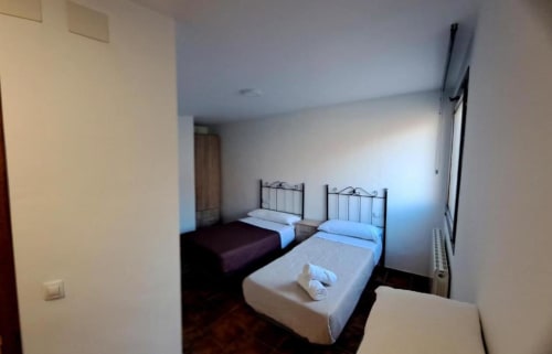 Habitación twin luminosa con dos camas individuales en Hostal Monterde de Albarracín