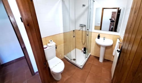 Baño privado moderno con ducha en Hostal Monterde de Albarracín