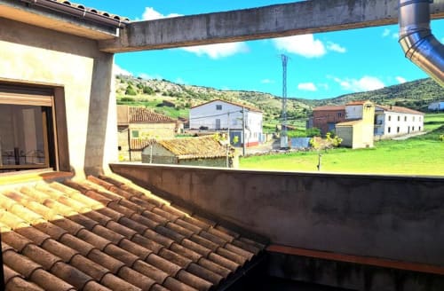 Paisaje de montaña y entorno rural desde las habitaciones del Hostal Monterde de Albarracín