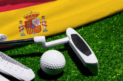 Equipos de golf españoles con bandera en el césped del hotel Barrosa Home