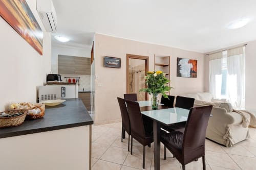 Appartamento Annamaria a Casa Scola Loano con zona pranzo moderna, cucina a vista e living contemporaneo