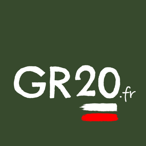 Logo du sentier GR20 avec drapeau français, hôtel Alma Rossa à Lecci, Corse