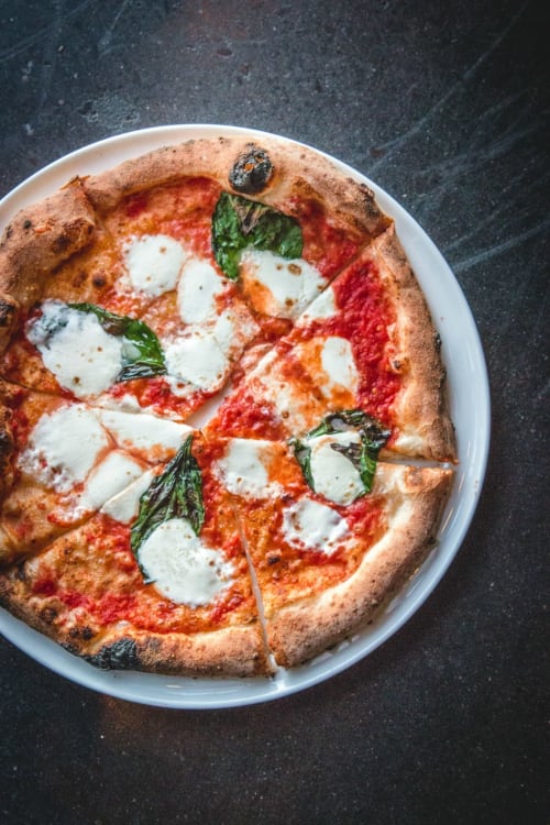 Pizza Margherita con mozzarella fresca e basilico presso il Baia Dorica Camping Village a Vittoria, Italia