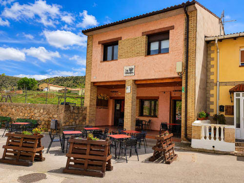 Terraza y entrada del Hostal Monterde de Albarracín en un entorno rural tranquilo de la Sierra de Albarracín