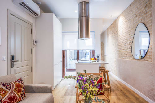 Moderno apartamento Lavanda en Los Patios de Feria, Sevilla con cocina abierta, ladrillo visto, comedor de madera y