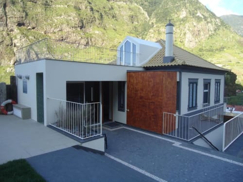 Casa Mãe, moderno chalé em A Casa Estrelícia-Dourada Garcês em São Vicente com vistas de montanha, terraço e design contemporâneo