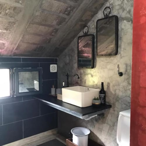 Casa de banho moderna da vila Adega Garcês em A Casa Estrelícia-Dourada Garcês, São Vicente, com azulejos pretos, lavatório branco e