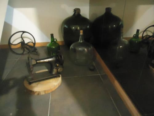 Acervo de garrafões de vidro vintage e máquina de costura antiga na casa de campo Casa Mãe de A Casa Estrelícia-Dourada Garcês, São
