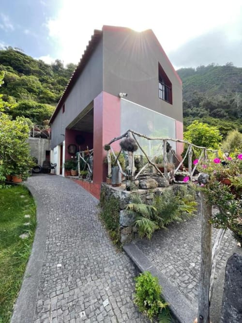 Villa moderna em A Casa Estrelícia-Dourada Garcês, em São Vicente, com acentos rosa, jardim, terraço e vistas para a montanha