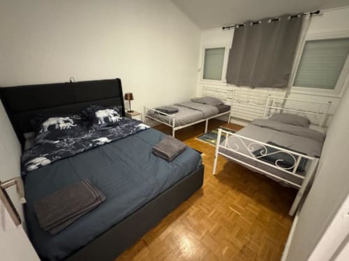 Appartement 2 chambres lumineux à Kawichimmo Locations à Louvres avec parquets, lits multiples, fenêtres avec rideaux et