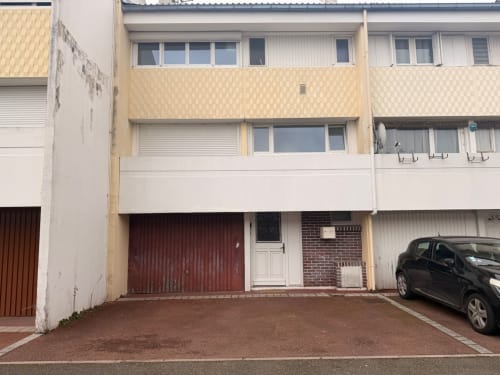 Appartement Kawichimmo 2 chambres à Louvres avec garage rouge et place de parking