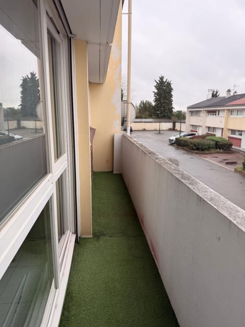 Petit balcon avec gazon synthétique à l'appartement Kawichimmo Locations à Louvres, France