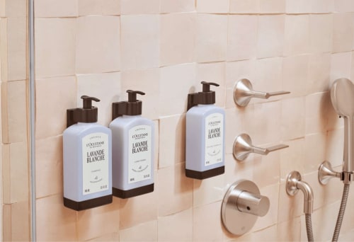 Produtos Lavande Blanche e torneiras em níquel escovado no chuveiro da Casa Redonda, Aroeira Portugal