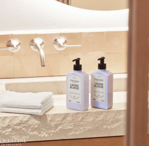 Banheiro luxuoso da Casa Redonda com amenidades L'Occitane Lavande Blanche e toalhas brancas, Aroeira Portugal