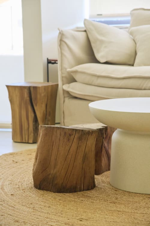 Modern living room at Casa Redonda in Aroeira with cream sofa, wooden side tables, and white round table