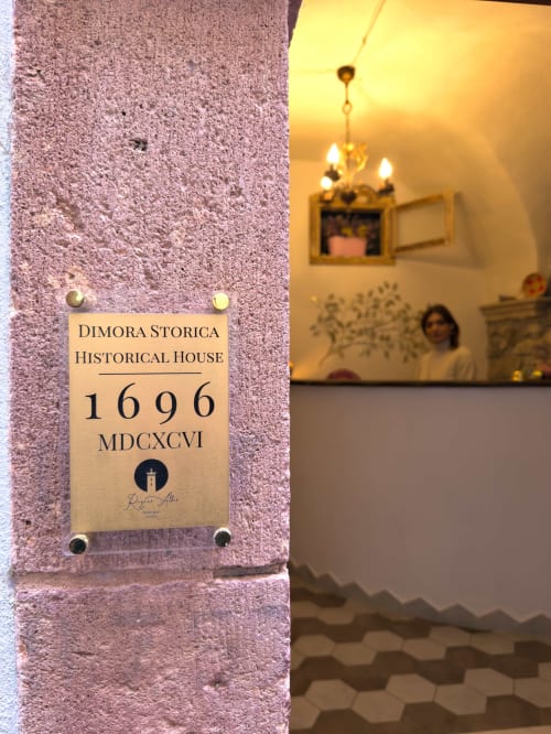 Targa 'Dimora Storica' datata 1696 presso Regnos Altos Boutique Rooms a Bosa, Italia