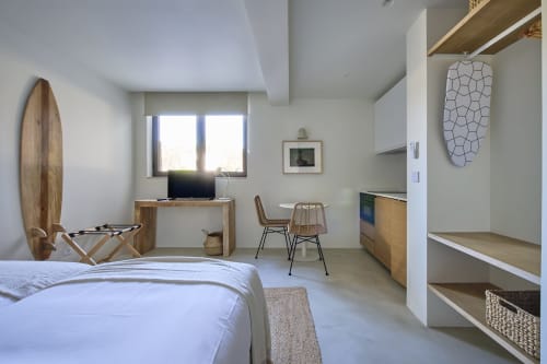 Modern studio apartment at Casa Redonda, Aroeira with bed, workspace, kitchen area and garden view