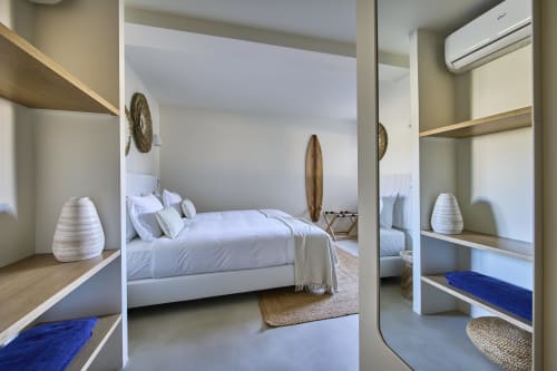 Modern studio bedroom at Casa Redonda by Villas Aura in Aroeira with mirrored wardrobe, white bed, and coastal decor