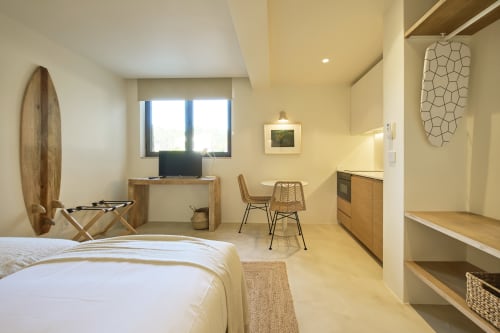 Casa Redonda 2 studio apartment at Villas Aura in Aroeira with bed, kitchenette, work desk and garden view