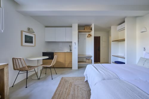 Casa Redonda Studio apartment in Aroeira with bed, kitchenette, dining area and modern furnishings