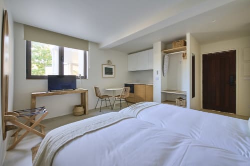 Modern studio apartment at Casa Redonda by Villas Aura in Aroeira with bed, kitchenette, desk, and garden view