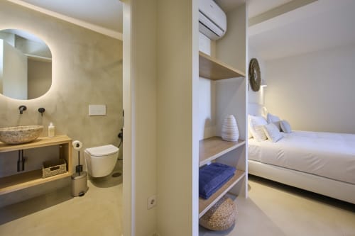 Modern studio apartment bathroom and bedroom at Casa Redonda by Villas Aura in Aroeira, Portugal